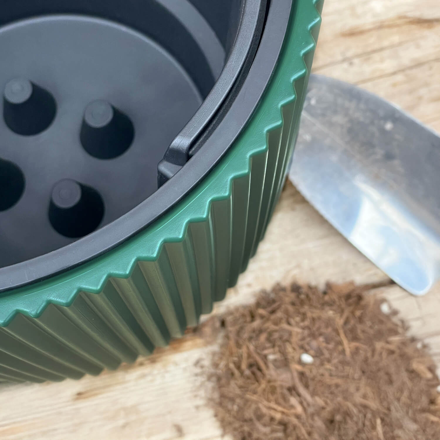 Übertopf mit Sockel Kieferngrün (30 cm)